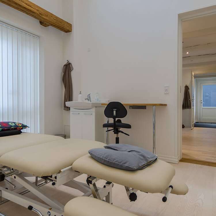 Behandlingsværelset til akupunktur & fysioterapi hos Jakob Andreasen i Odense. Langeskov & Ringe.
